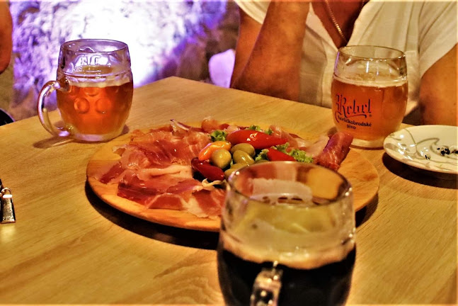 Opinii despre Pub V Magazin grill & beer house în Pag - Gastronomija i ugostiteljstvo