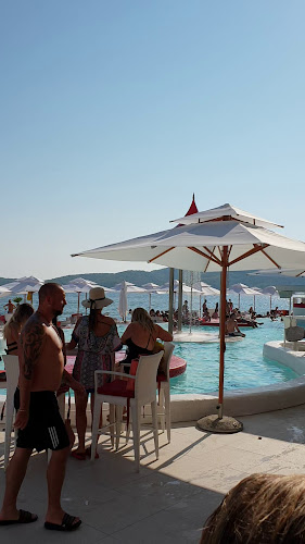 Opinii despre En Vogue Beach Club în Šibenik - Gastronomija i ugostiteljstvo