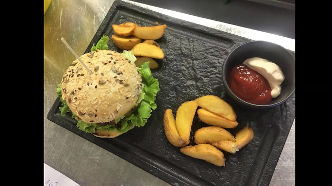 Opinii despre Restoran Nautic Marina Kaštela în Kaštel Gomilica - Gastronomija i ugostiteljstvo