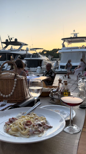 Opinii despre 4 Palme în Hvar - Gastronomija i ugostiteljstvo