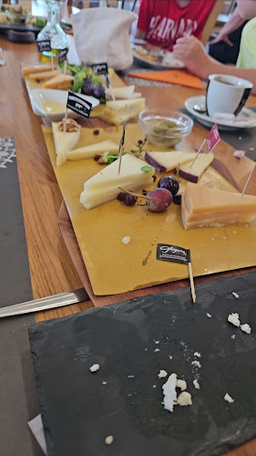 Opinii despre GLIGORA CHEESE BAR în Kolan - Gastronomija i ugostiteljstvo