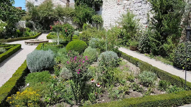 Srednjovjekovni samostanski mediteranski vrt Sv. Lovre