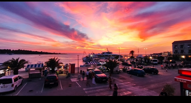 Trg Loza 14, 53291, Novalja