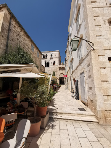 Fameja - Gastronomija i ugostiteljstvo