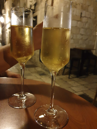 Opinii despre La Bodega Dubrovnik sushi & burger bar în Dubrovnik - Gastronomija i ugostiteljstvo