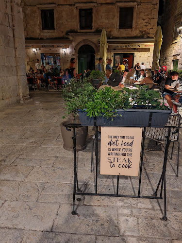 Trg Svetog Mihovila 1, 21310, Omiš