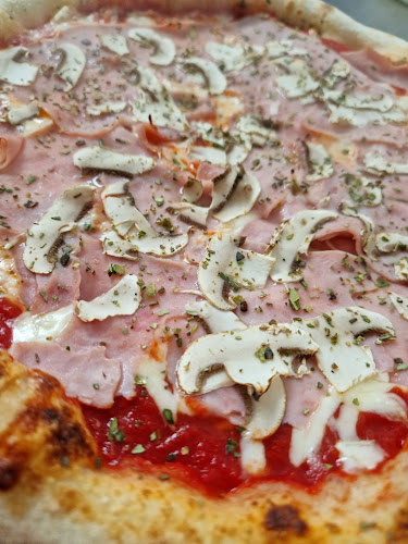 Queen M fast food - pizza