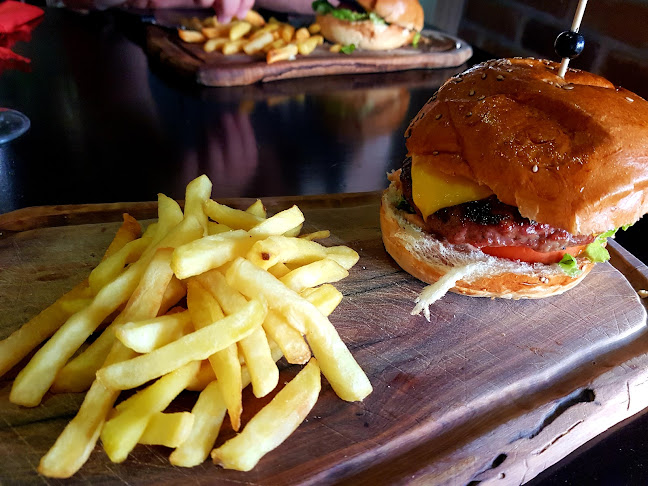 Ul. Vladimira Nazora 1B, 21300, Makarska