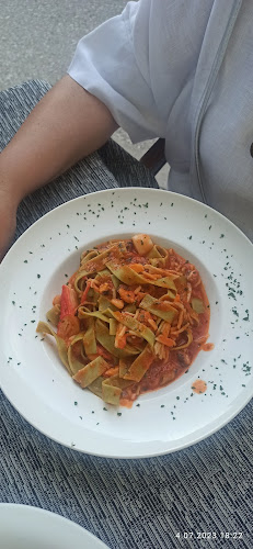 Ahipara zalogajnica, Podgora - Gastronomija i ugostiteljstvo