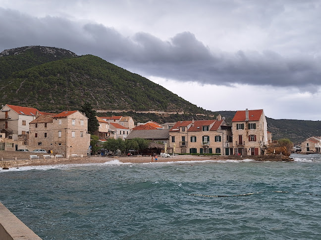 Obala Pape Aleksandra III. 7, 21485, Komiža