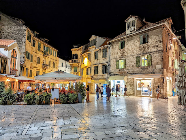 Trg Braće Radić 2, 21000, Split