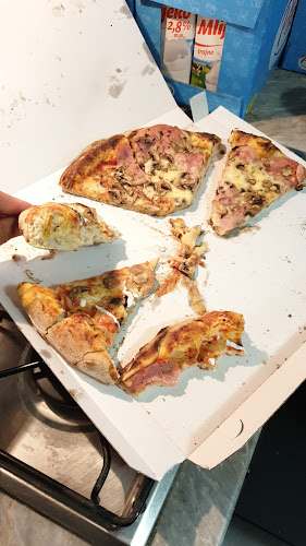 Pizza cut Mars - Gastronomija i ugostiteljstvo