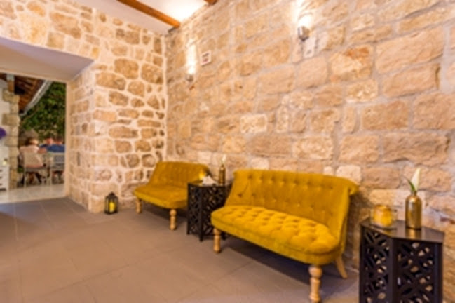 Zlatna Školjka - Gastronomija i ugostiteljstvo