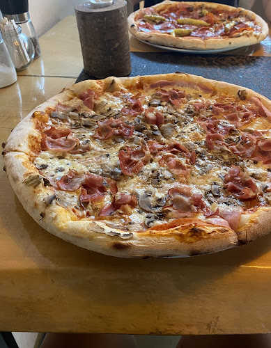 Opinii despre Restoran i Pizzeria La Rossa Knin în Knin - Gastronomija i ugostiteljstvo