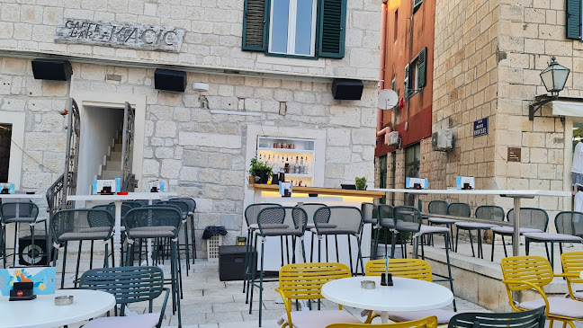 Trg fra Andrije Kačića Miošića 2, 21300, Makarska