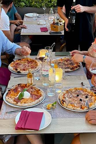 Riva 31, 21460, Stari Grad