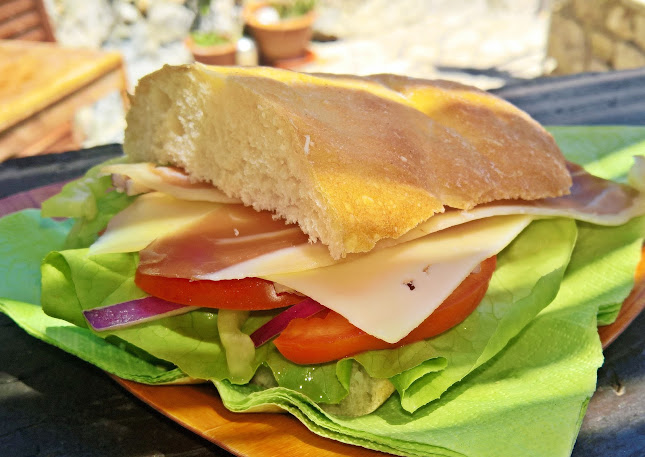 Beach bar Ala Mizerija - Gastronomija i ugostiteljstvo