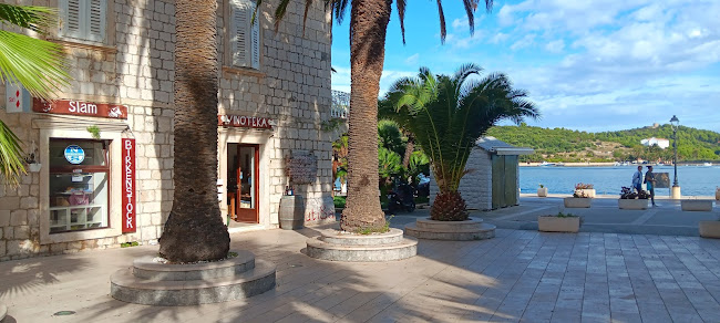 Trg 30. svibnja 1992. 1, 21480, Vis