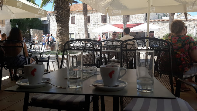 Trg Tv. Petra Hektorovića, 21460, Stari Grad