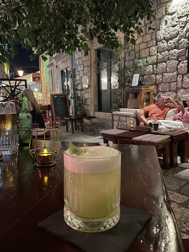Comentarii opinii despre Vintage Bar Hvar (Food & Cocktail Bar)