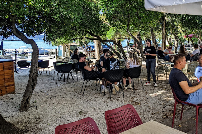 Opinii despre Retro bar Luksic în Kaštel Lukšić - Gastronomija i ugostiteljstvo