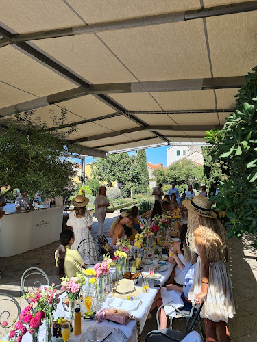 Opinii despre Srednjovjekovni samostanski mediteranski vrt Sv. Lovre în Šibenik - Gastronomija i ugostiteljstvo