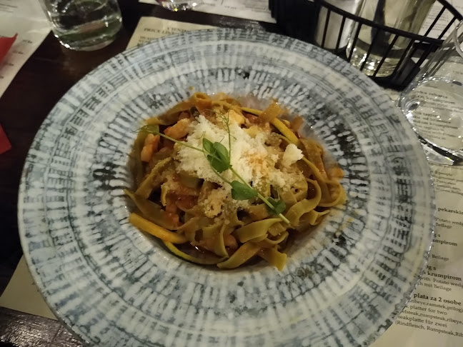 Ul. Biskupa Teodozija 16, 23232, Nin