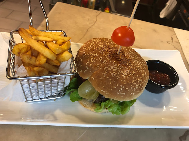 Riva 31, 21460, Stari Grad