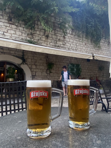 Zlatarska ul. 3, 23000, Zadar