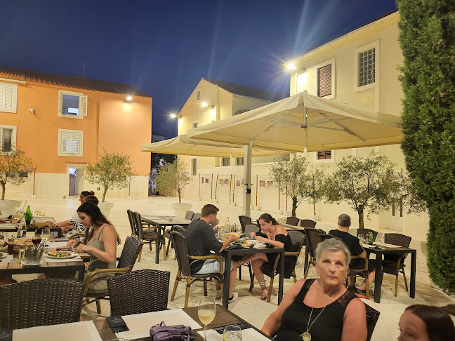 Santo - Gastronomija i ugostiteljstvo