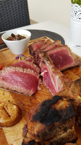 Žuta Kuća, Š. Dr. F. Tuđmana 2, 21300, Makarska