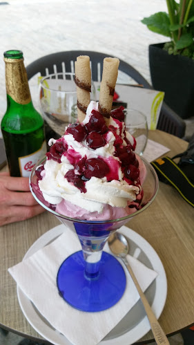 Opinii despre Tri jagode - slastičarna i pizzeria în Sisak - Gastronomija i ugostiteljstvo