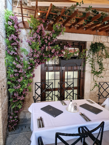 Trg Braće Radić 2, 21000, Split