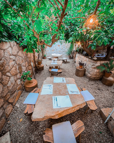 Braće Batoš, 21465, Jelsa