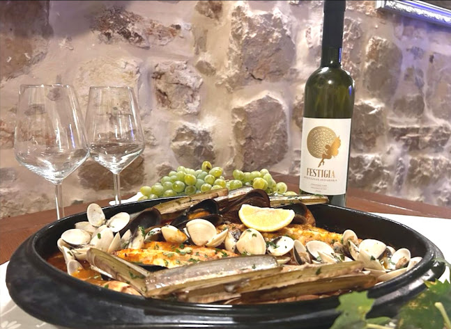 Konoba Pharia - Gastronomija i ugostiteljstvo