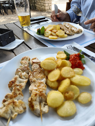 Taverna Marea Restaurant & Summer Grill