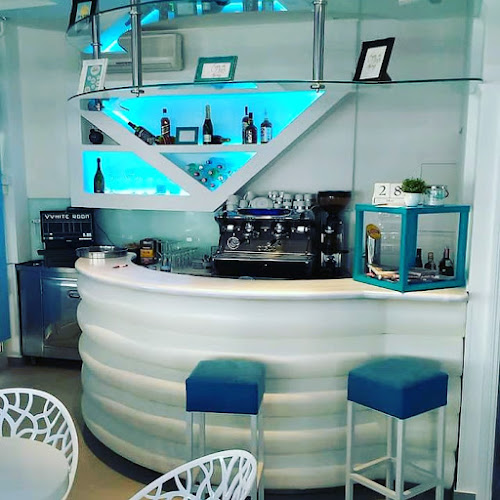 Caffe Bar White Room