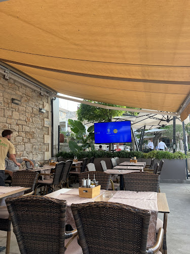 Riva 31, 21460, Stari Grad