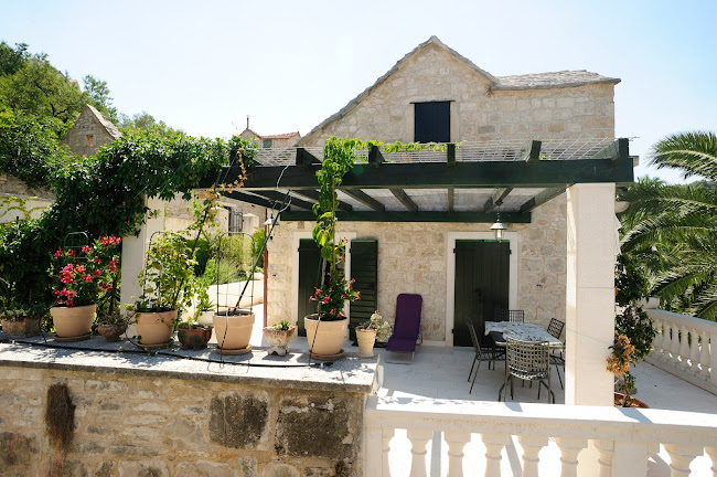 Bistro Vila Marija Splitska Brač - Gastronomija i ugostiteljstvo