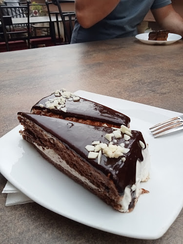 Caffe Bar Pizzeria La Riva - Gastronomija i ugostiteljstvo