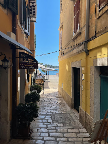 Vrata pod zidom 4, 52210, Rovinj