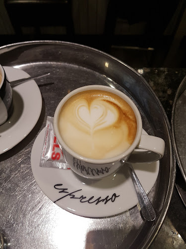 Comentarii opinii despre Hills