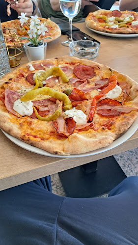 Opinii despre CASTELLO Caffe Bar Pizzeria Grill în Sesvete - Gastronomija i ugostiteljstvo