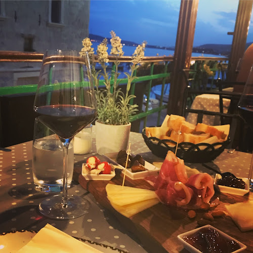 Opinii despre Wine & cheese bar Maraština în Kaštel Novi - Gastronomija i ugostiteljstvo