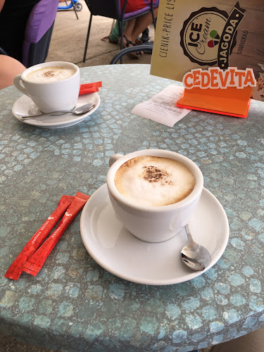 Riva 9, 21460, Stari Grad