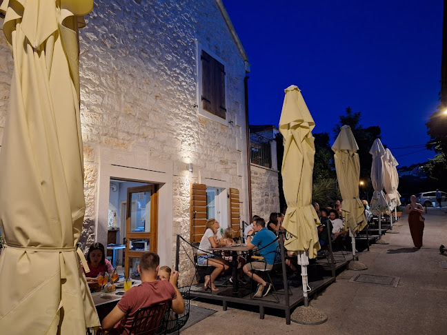 Ul. Petra Jakšića 9, 21400, Supetar