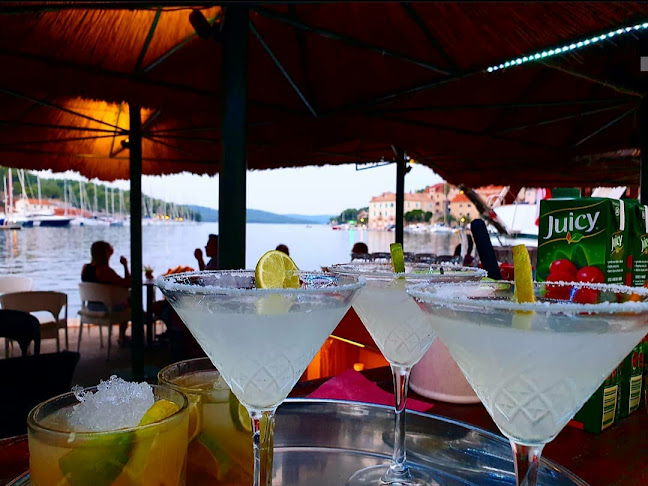 Opinii despre Cafe Bar Mille Naves în Milna - Gastronomija i ugostiteljstvo