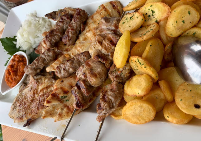 Gusarska Luka - Gastronomija i ugostiteljstvo