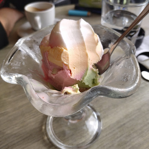 Tri jagode - slastičarna i pizzeria - Gastronomija i ugostiteljstvo