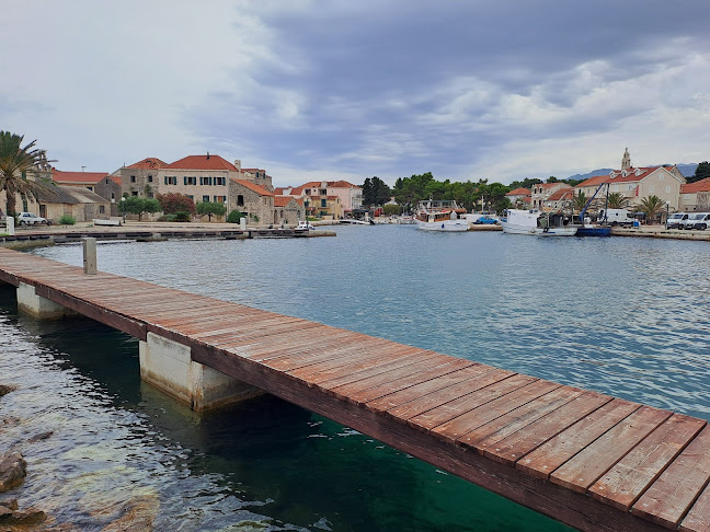 Gusarska Luka - Gastronomija i ugostiteljstvo